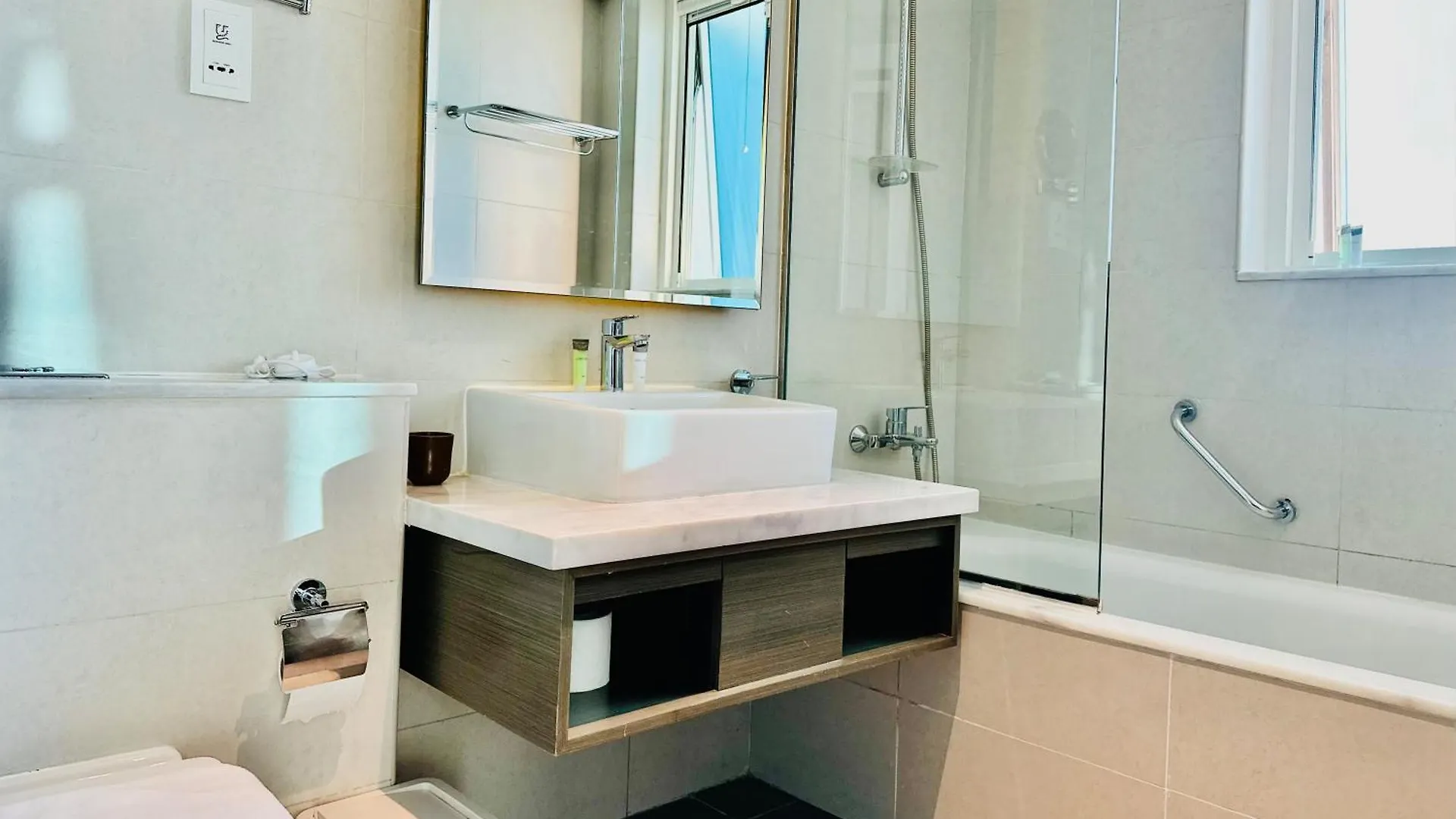 Vserve Stylish Suite 1 Bedroom With Burj Khalifa And Canal View Dubai